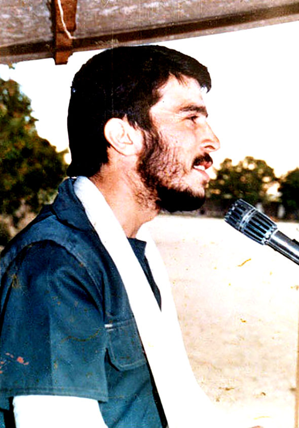 عکس شهید محمود کاوه در حال سخنرانی