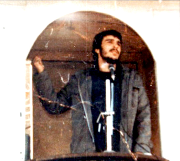 تصویر شهید کاوه در حال سخنرانی