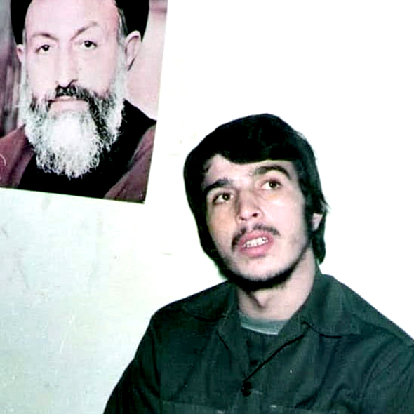 عکس شهید کاوه در کنار عکس شهید بهشتی
