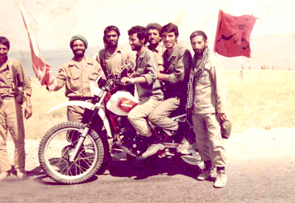 عکس شهید کاوه ، در کنار پرچم حضرت زهرا(س)
