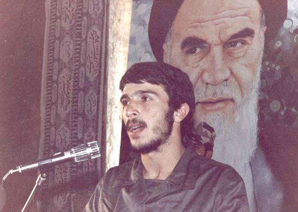 عکس شهید محمود کاوه ، در کنار عکس امام خمینی