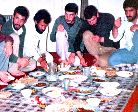 عکس شهید کاوه در حال غذا خوردن