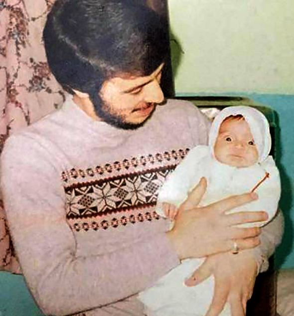 عکس شهید محمود کاوه - نوزاد در آغوش