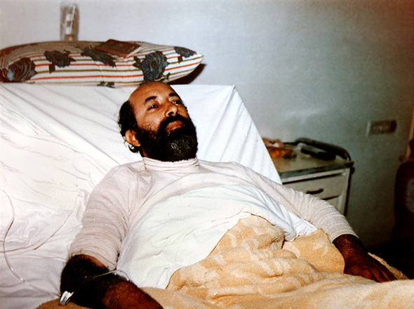 عکس شهید چمران ، روی تخت بیمارستان