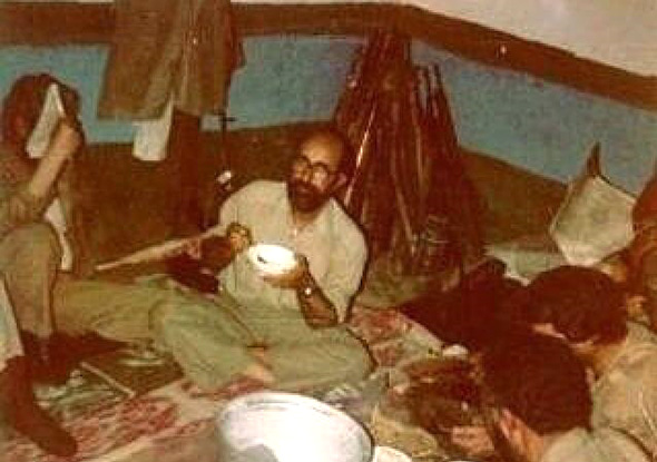عکس شهید چمران - در حال غذا خوردن
