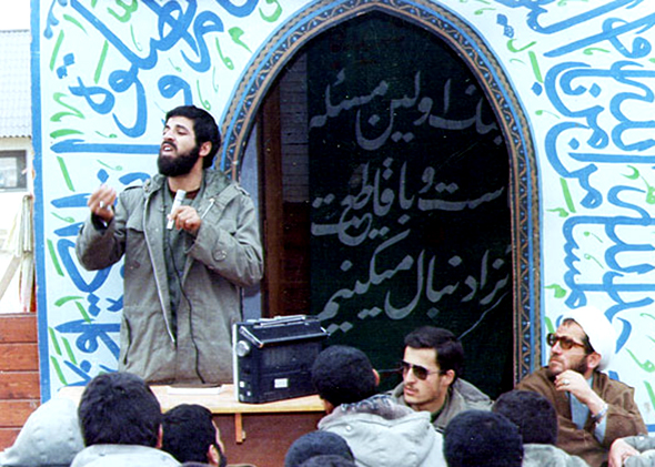 شهید ردانی پور در حال سخنرانی
