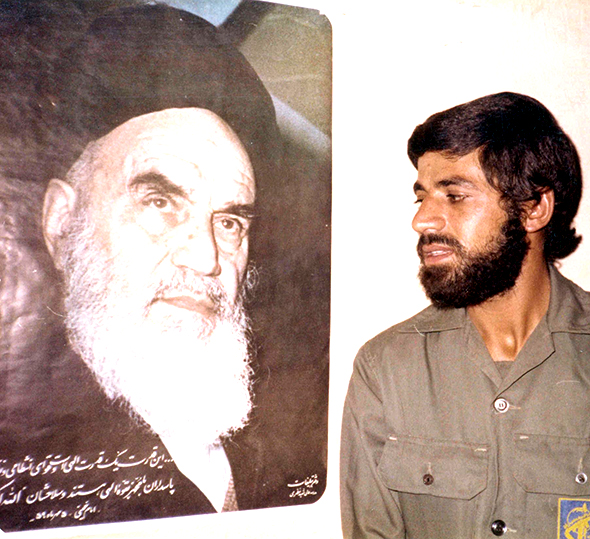 شهید در کنار عکس امام